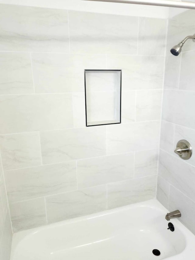 bathroom featuring tiled shower / bath