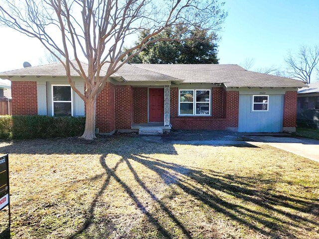 single story home with a front yard