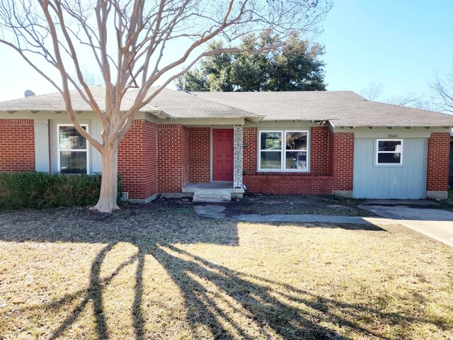 single story home with a front lawn