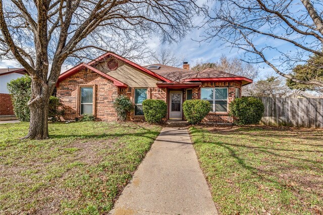 view of front of property featuring a front lawn