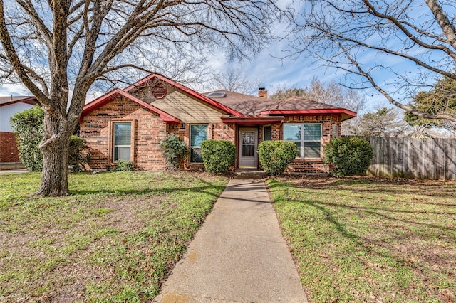 view of front of house featuring a front lawn