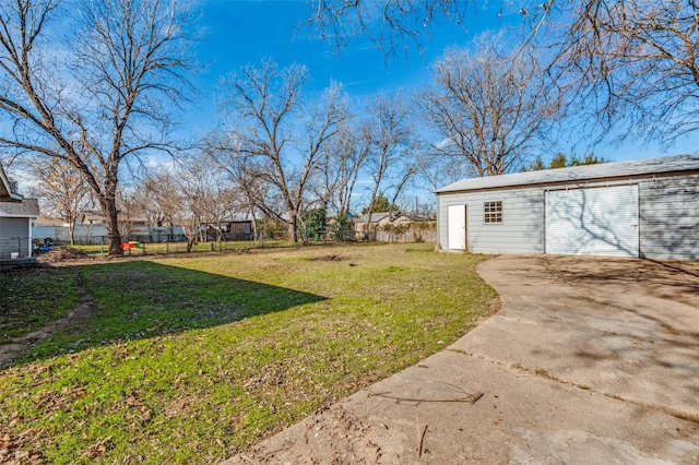 view of yard featuring an outdoor structure and a garage