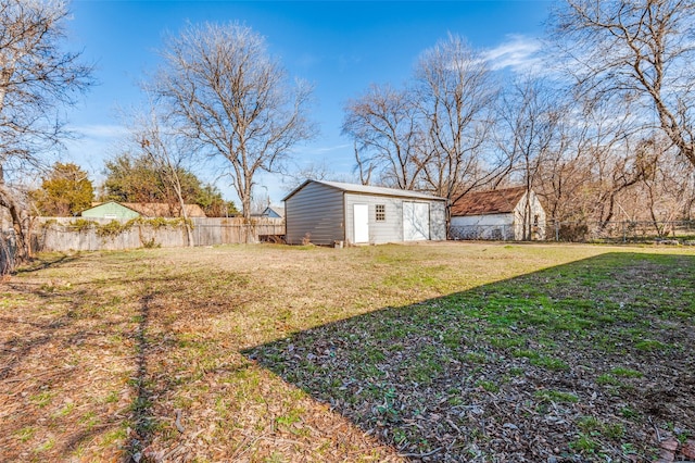 view of yard featuring a storage unit