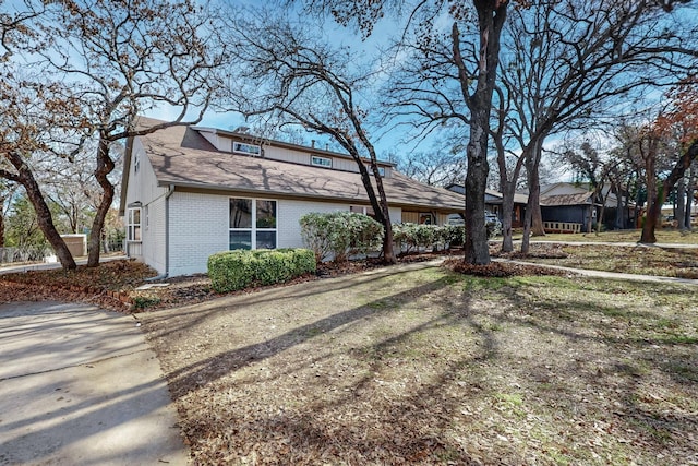 view of front of house featuring a front yard