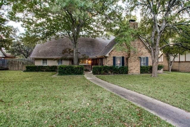 view of front of house featuring a front yard