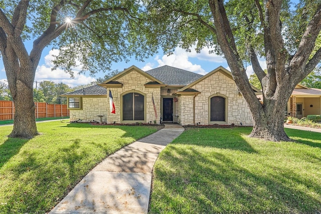 ranch-style home featuring a front lawn