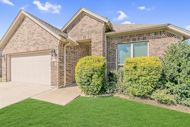 view of front of home featuring a front yard and a garage