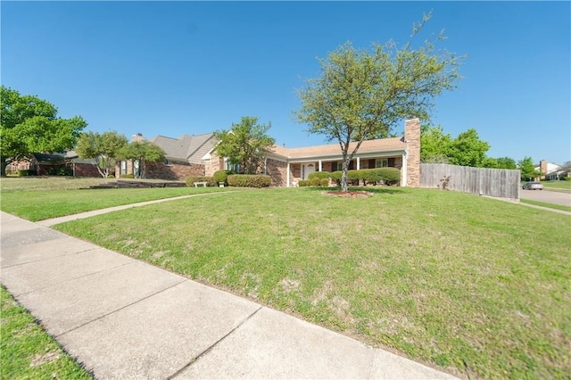 view of front of property featuring a front lawn