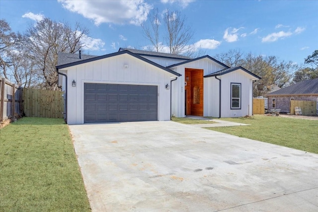 view of front of property featuring a front yard and a garage