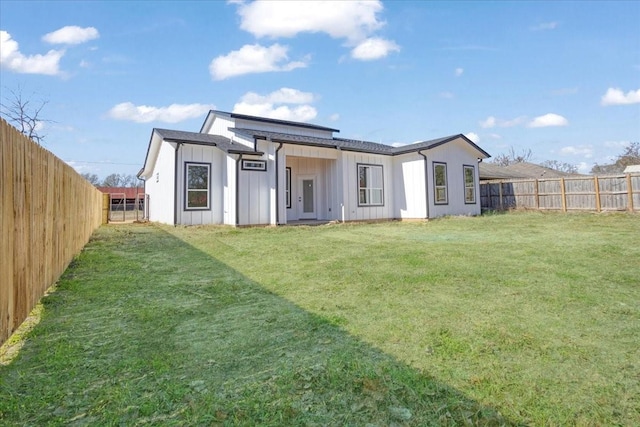 back of house featuring a yard