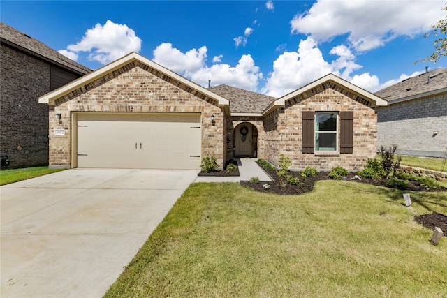 view of front facade featuring a front lawn and a garage