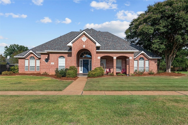 view of front facade with a front lawn