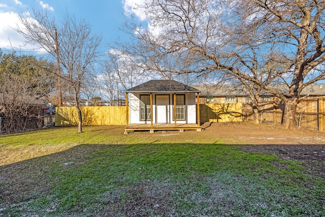 view of yard featuring an outdoor structure