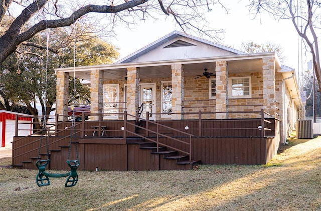 view of front of house featuring ceiling fan, a front lawn, and a porch