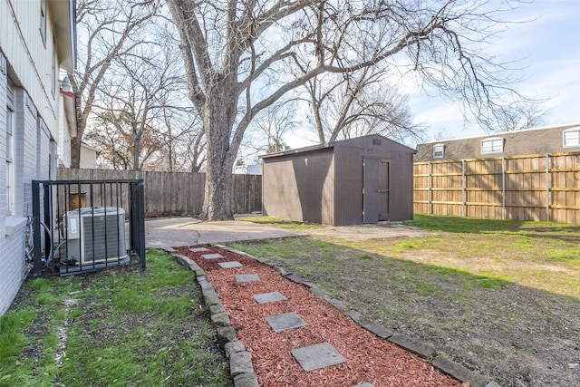 view of yard featuring cooling unit and a storage shed