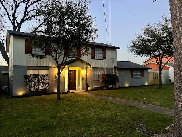 view of front facade with a yard