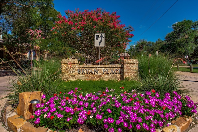 view of community / neighborhood sign