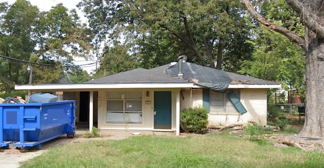 view of front of home with a front lawn