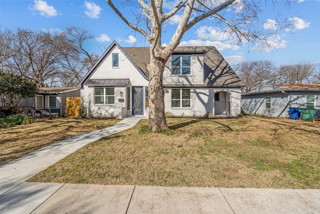 view of front of home featuring a front lawn