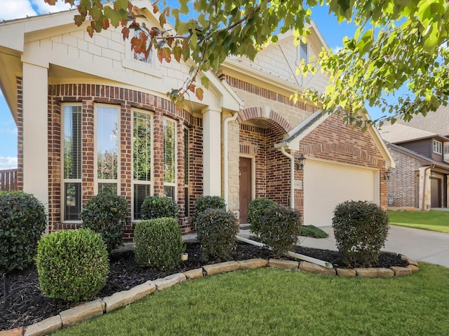 view of front of home featuring a front yard