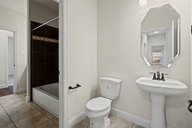 full bathroom featuring sink, tile patterned floors, tiled shower / bath combo, and toilet