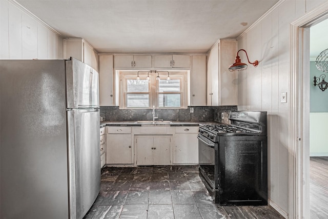 kitchen with sink, backsplash, stainless steel fridge, and black gas range oven