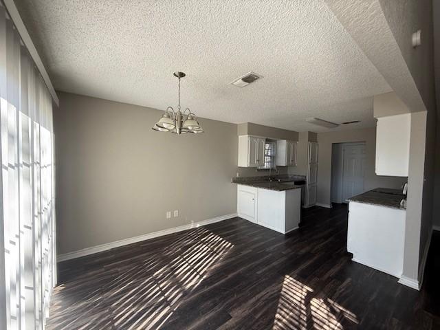 carpeted empty room featuring ceiling fan and a textured ceiling