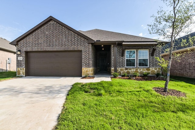 view of front of property featuring a front lawn and a garage