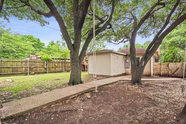 view of yard featuring a storage shed