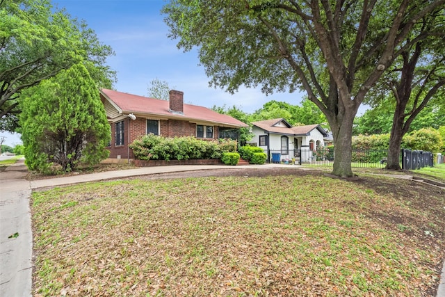 ranch-style house featuring a front yard