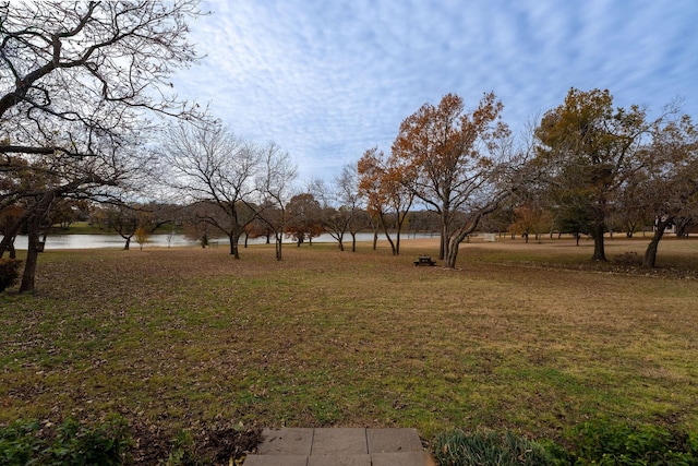 view of yard featuring a water view