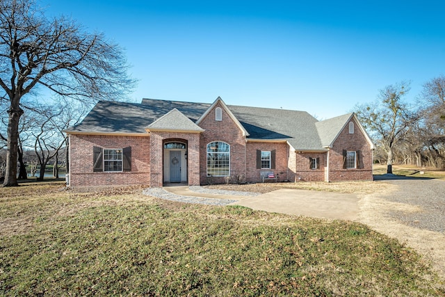 view of front of property with a front yard