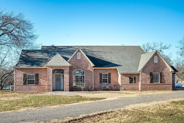 view of front of house with a front lawn