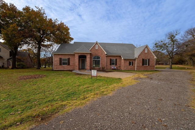 view of front of property with a front yard