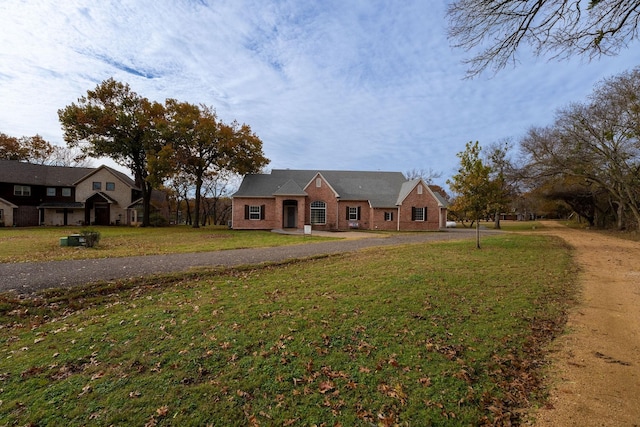 view of front of home featuring a front yard