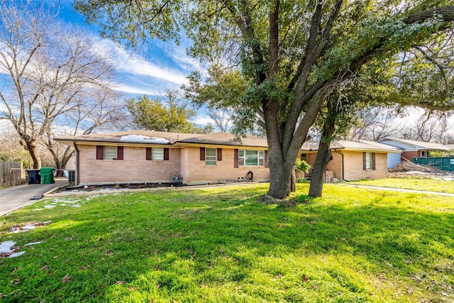 ranch-style house featuring a front yard