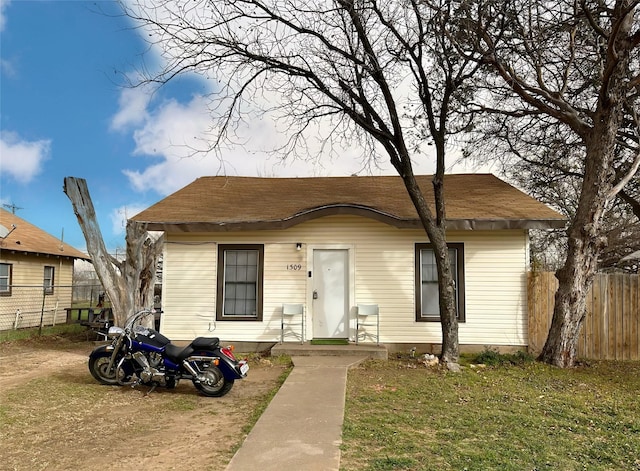 bungalow featuring a front yard