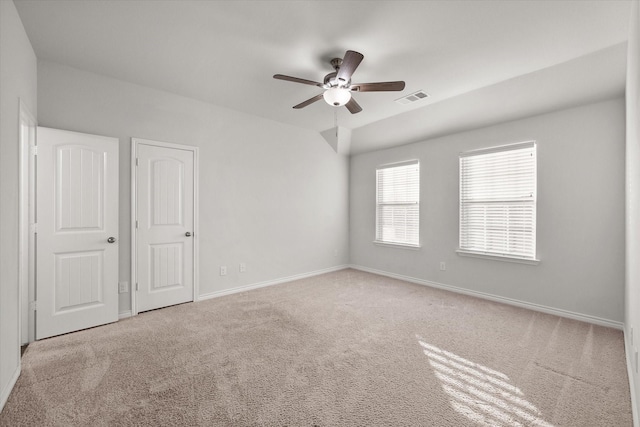 carpeted empty room featuring ceiling fan