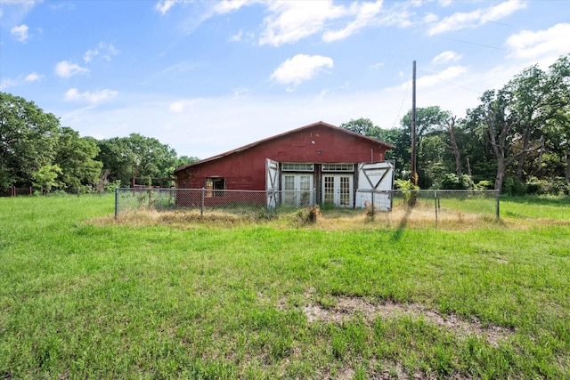 view of yard with an outbuilding