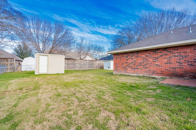 view of yard with a storage shed