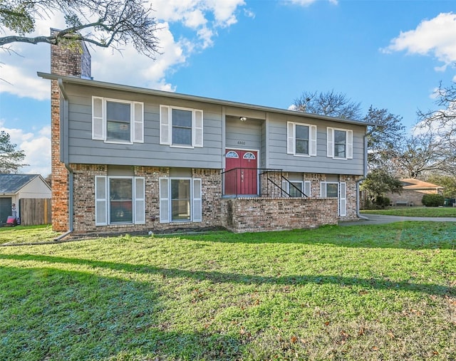 bi-level home featuring a front yard