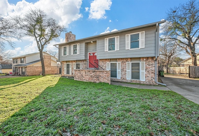 bi-level home featuring a front lawn