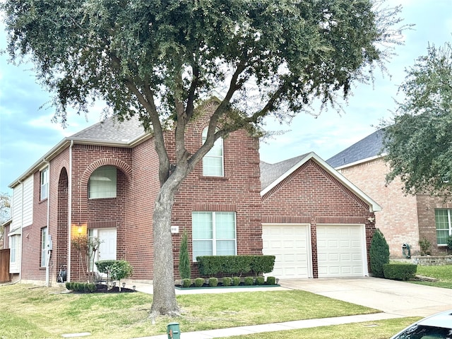 view of front facade featuring a front lawn