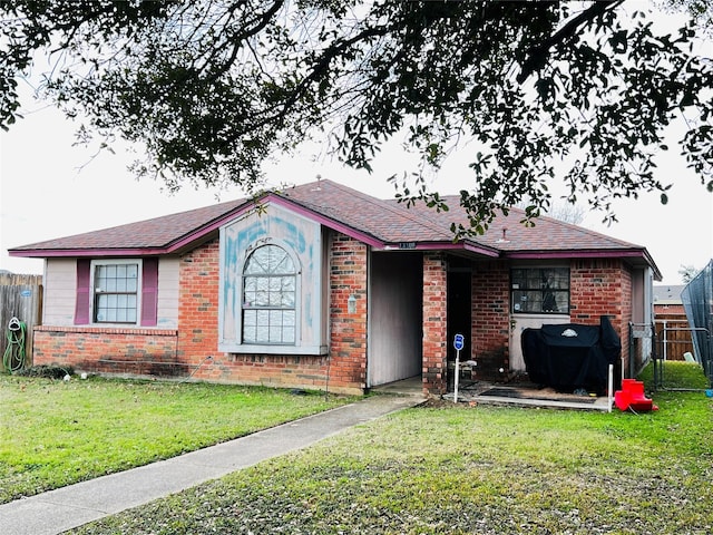 ranch-style house featuring a front lawn