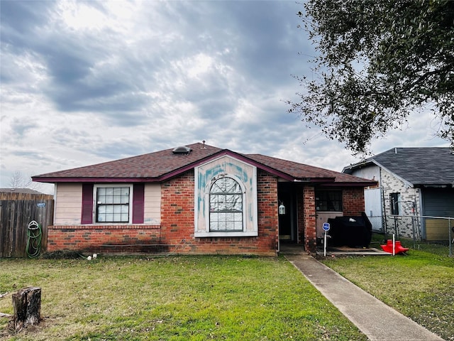 view of front of property with a front lawn