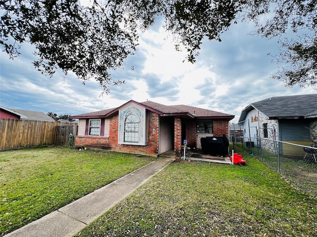 single story home featuring a front yard