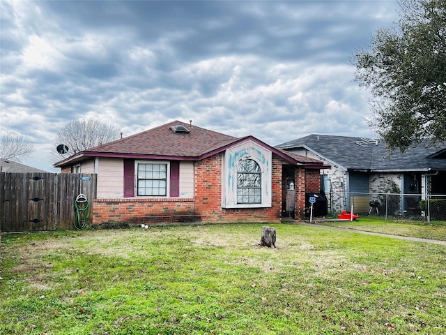 single story home featuring a front yard