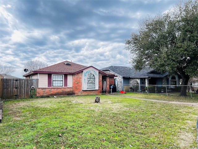 ranch-style house featuring a front yard