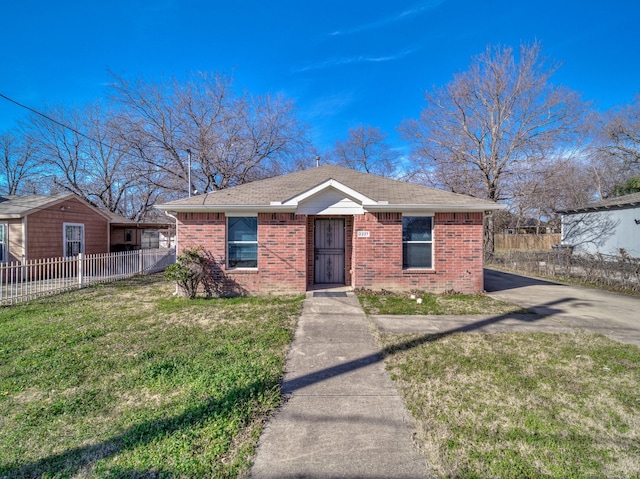 view of front of property featuring a front yard