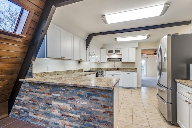 kitchen with white cabinets, appliances with stainless steel finishes, sink, kitchen peninsula, and ceiling fan